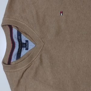 Tommy Hilfiger tan v-neck sweater, sz Medium